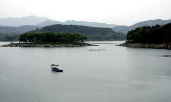 該景區位於著名的省級銅山風景名勝區腳下,湖南岸是省級銅山湖森林