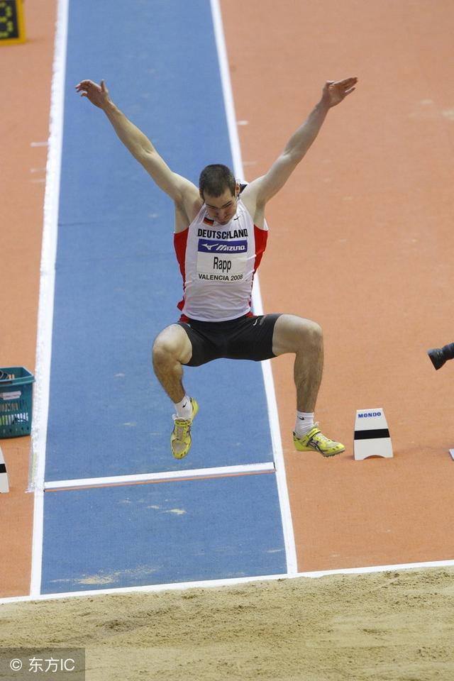 在利用短距离助跑掌握起跳动作后要强调全程助跑和提高助跑速度