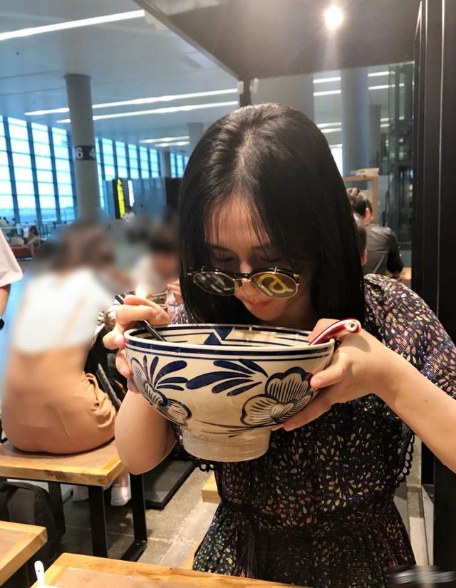 谢娜赶飞机实在太饿端起碗就开吃,网友:再次出现了比脸还大的碗