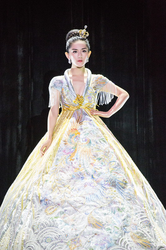 第二次节目中成员大换血,只剩了谢娜一个老成员,这一次的走秀主题是