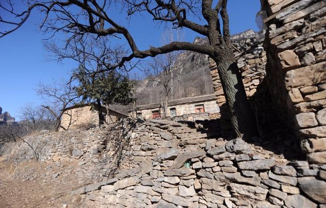 中国偏僻山村才9户人村民不愿修路还年挣10万打工的都想回来