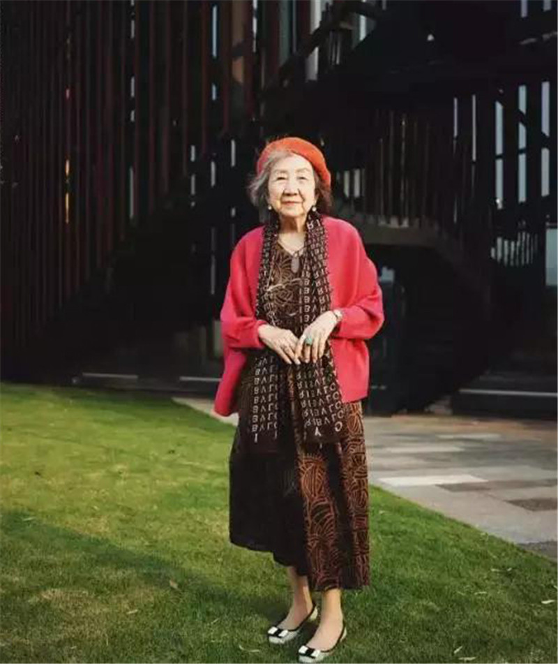 当代著名女艺术家乔红