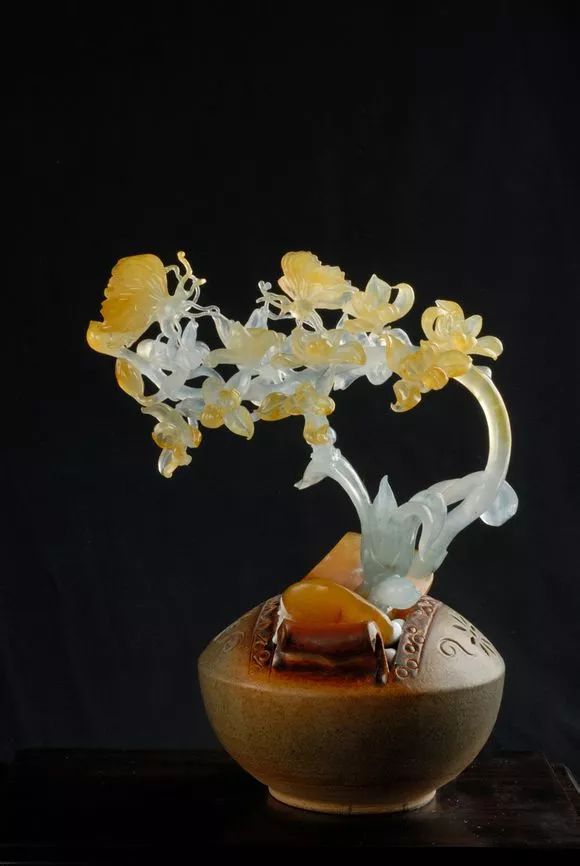 翡翠原石到成品:一条蛇的雕刻用时八个月,工价高达35000!