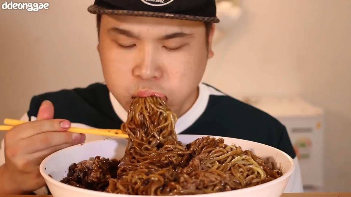 韩国大胃王胖哥,吃一大碗炸酱面,配上几片脆萝卜,吃的真过瘾