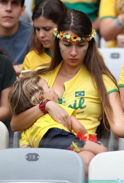 巴西最性感女球迷看台大胆露乳喂奶 旁边的男球迷看呆了