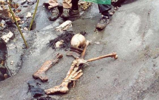 喜马拉雅山冻死的干尸图片