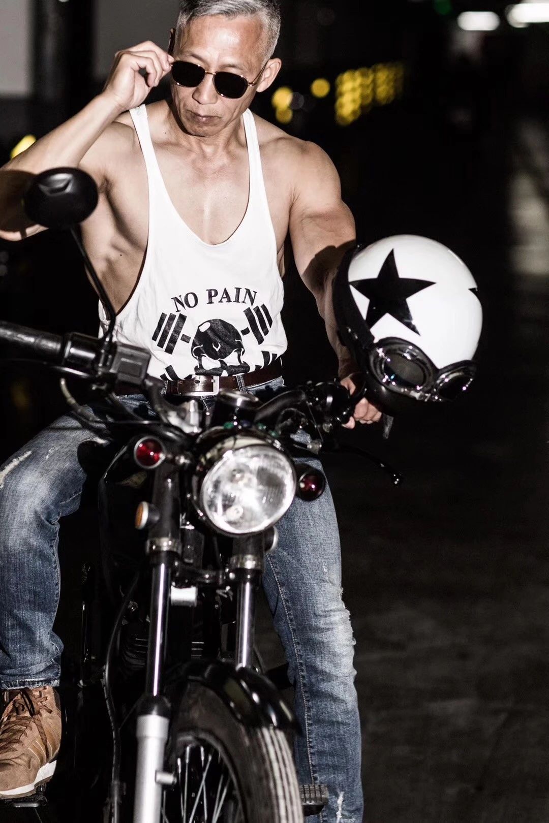 为了满足小仙女们 小编特意罗列了 几张潮流街拍 胸大肌,人鱼线,花