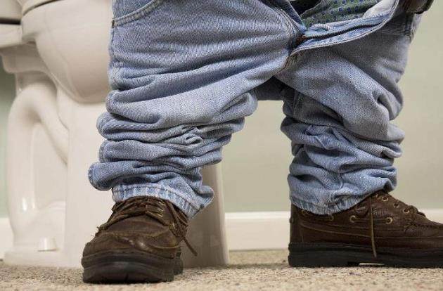 上完厕所记得低头看一下这4种大便可能隐藏着癌症征兆