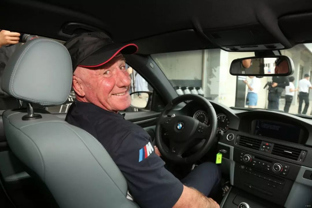 老司机开车,这一个动作看出你有没有素质!