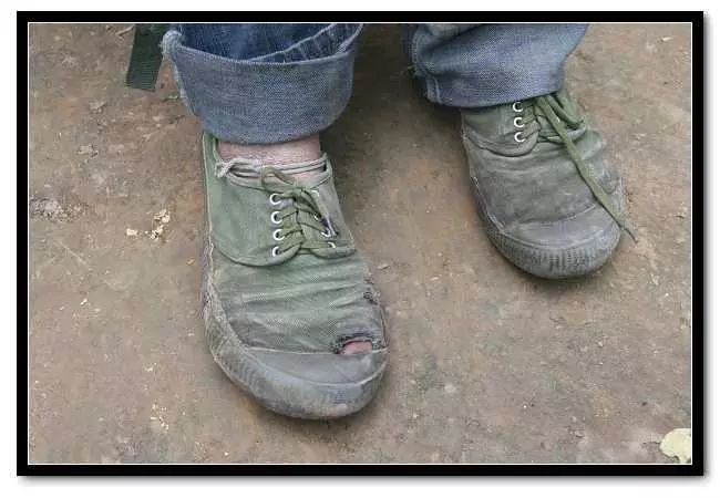 祖宗先人板板们明明有穿草鞋的.