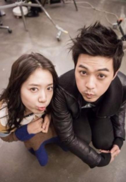 朴信惠和谁合照都是剪刀手,唯独遇到尹施允,网友:真是够可爱的!