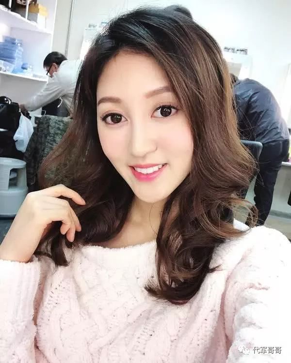 她曾是港姐季军颜值不输李嘉欣如今26岁将嫁大40岁富商