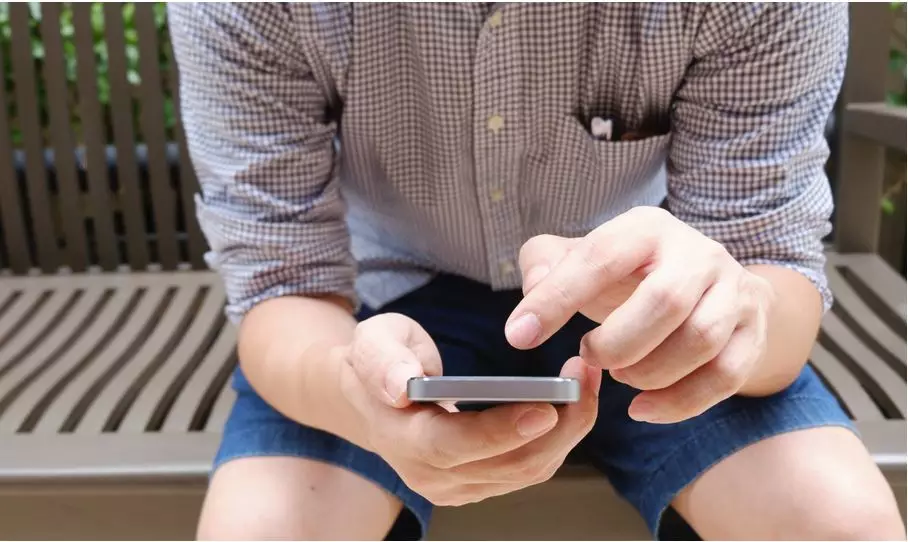 用什么姿势玩手机,对脖子的伤害才能降到最低?