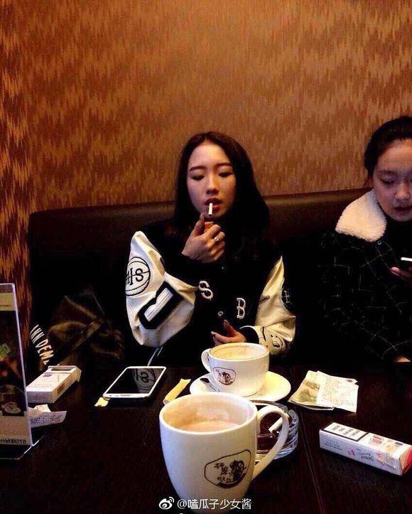 孟美岐16岁抽烟照片曝光不良少女的标签跑不了了