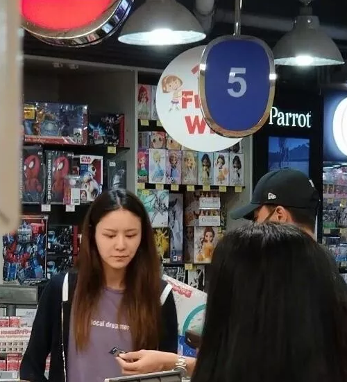 明星 正文林峰陪张馨月逛街购物 而林峰跟吴千语分手后很快爱上了模特