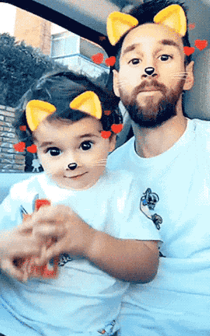 给赢球的爸爸一个亲亲▼二儿子"麻袋"才是梅西的暖心小甜豆大概比起