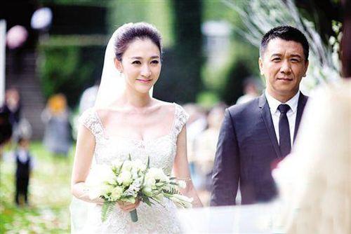 她曾收留謝娜,坐擁豪宅,41歲宛如18歲少女