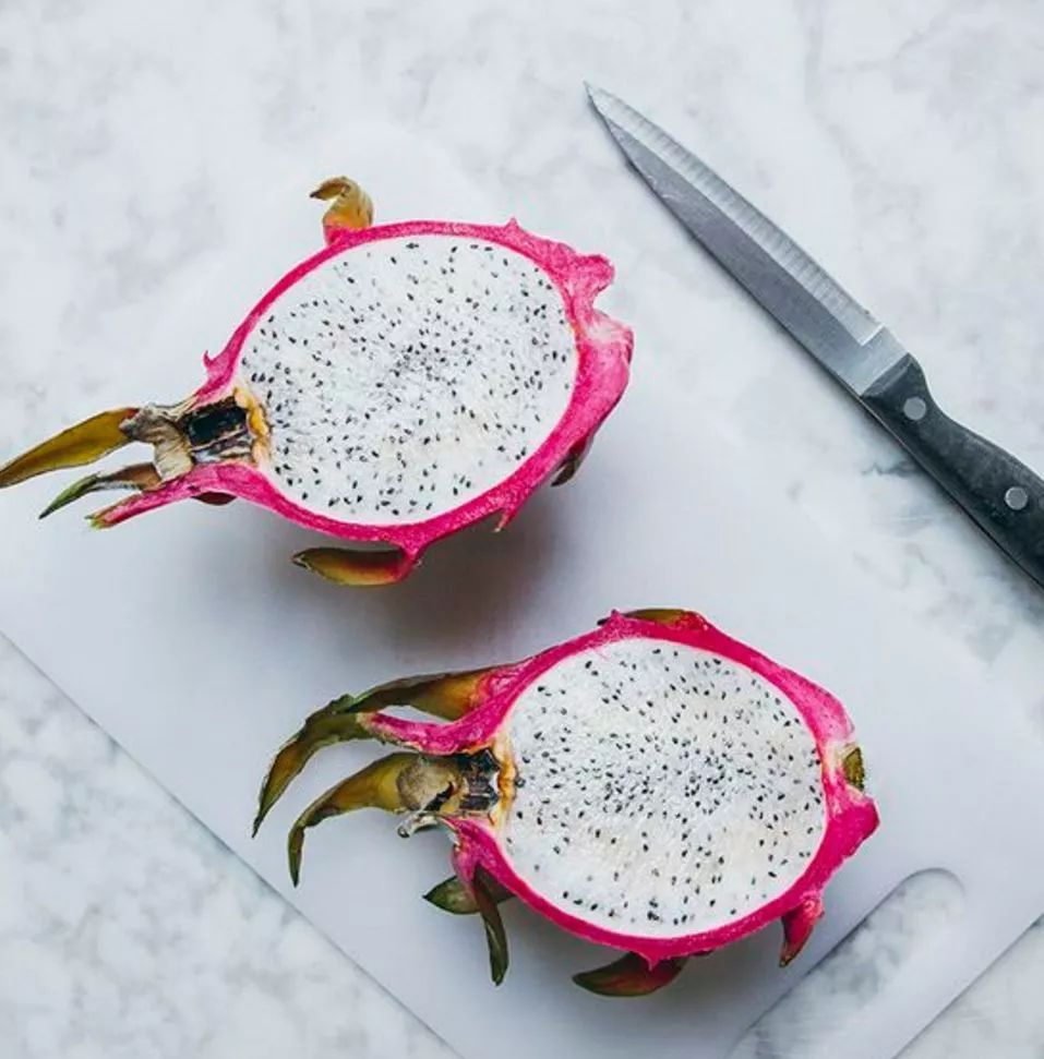 预防便秘 /  火龙果皮富含水溶性的膳食纤维,适量食用有助于促进