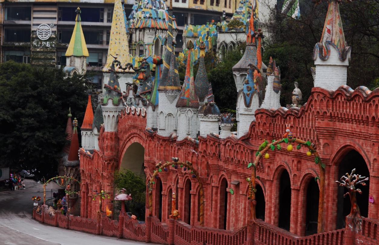 重庆华生园金色蛋糕梦幻王国里面各种各样的城堡造型各异,有欧美风的