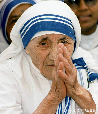和平奖获得者就是有"慈悲天使"之誉的仁爱修女会创始人特蕾莎嬷嬷,她