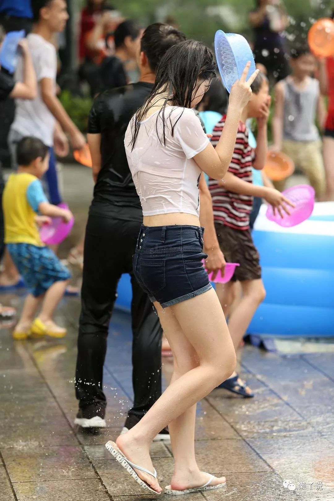 参加泼水节却穿着这么明亮的衣服全身湿透都被看光了怪不得会哭