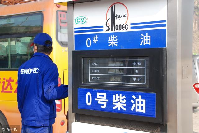 现在油价又经常涨价,很多司机加不起正规的柴油,只能被迫去加"小油"