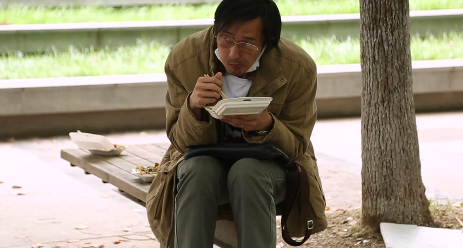 来到医药公司门口混在抗议人群中吃盒饭,在医药代表发言后投去不屑的