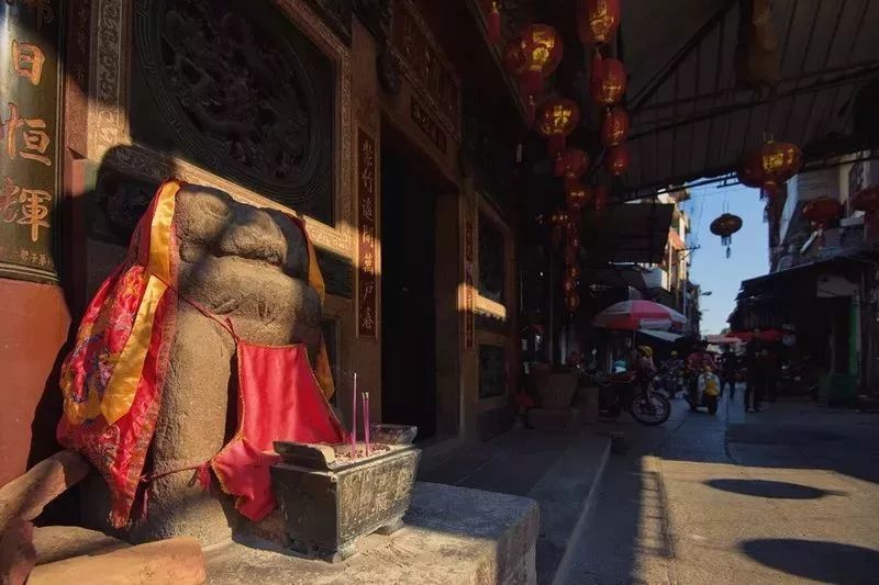 石狮凤里庵门口的隋代石狮,古时商旅往来,以石狮为标记,久之就把