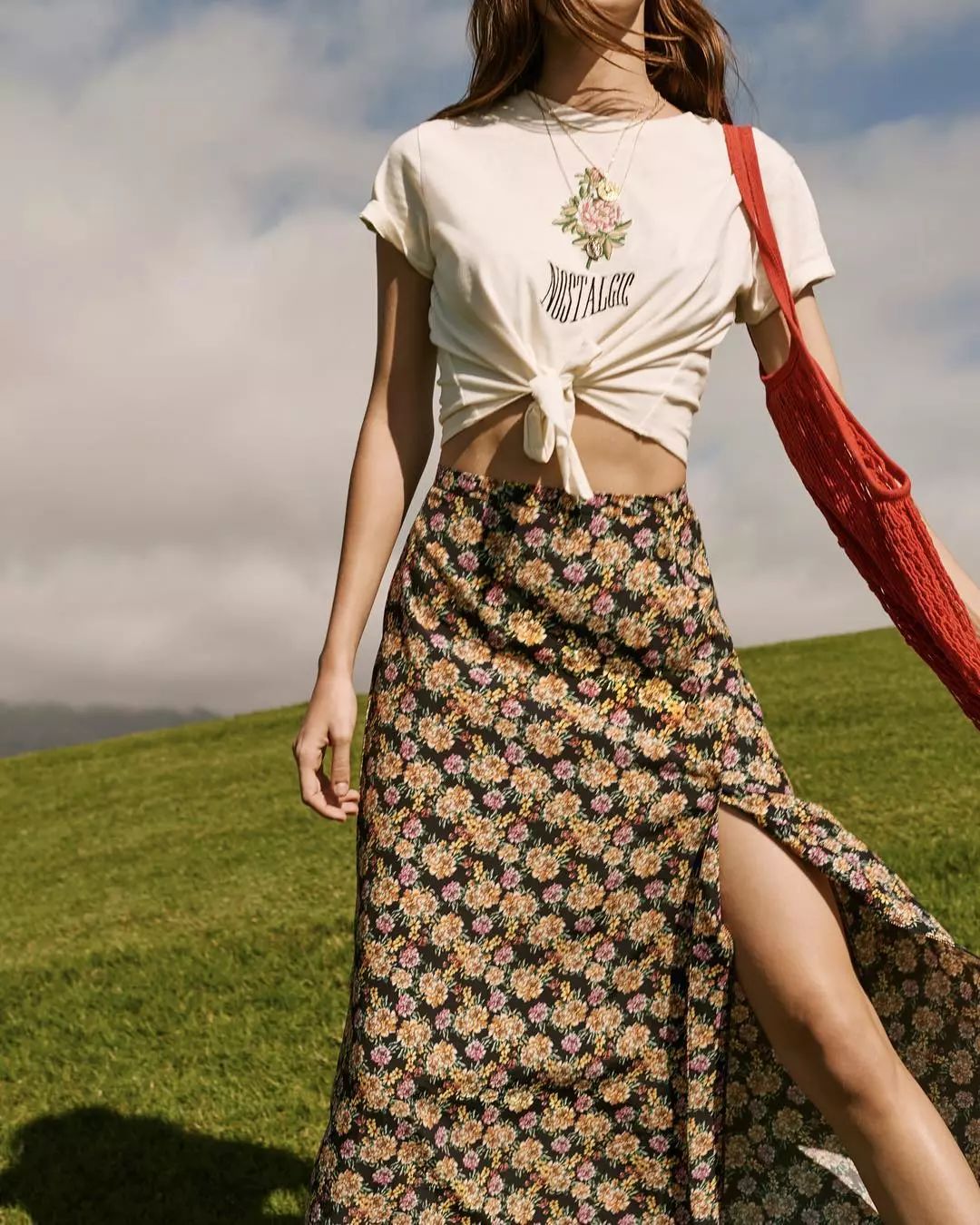 花裙子怎么穿才时髦?搭配素色上衣能承包我一整个夏天啊!