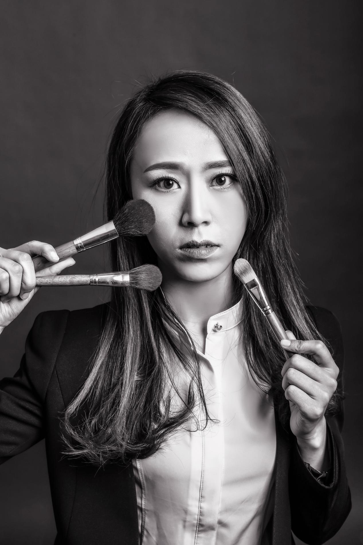 罗瑶,女,陕西人,现为国家高级化妆师,国家高级美睫师,陕西电视台特邀