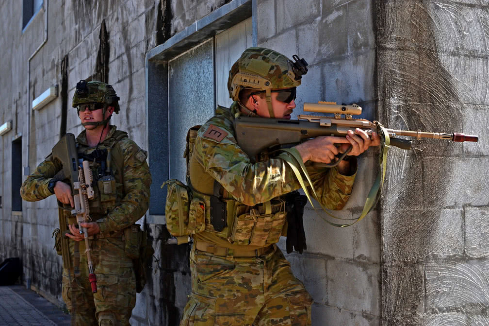 不得不说佩服这些澳大利亚陆军士兵的镜头感和摄影师抓拍功底,大涨