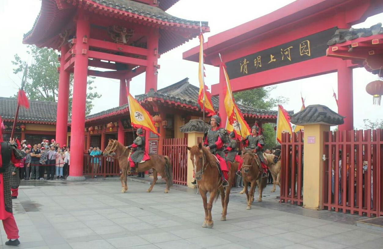 为蓝本建造的,以宋朝市井文化,民俗风情,皇家园林和古代娱乐为题材