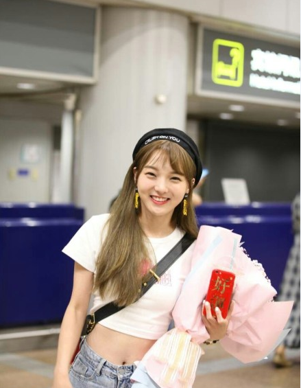 这是强东玥现身机场的照片,脸已经瘦成网红同款尖子脸蛋了,再加上卡通
