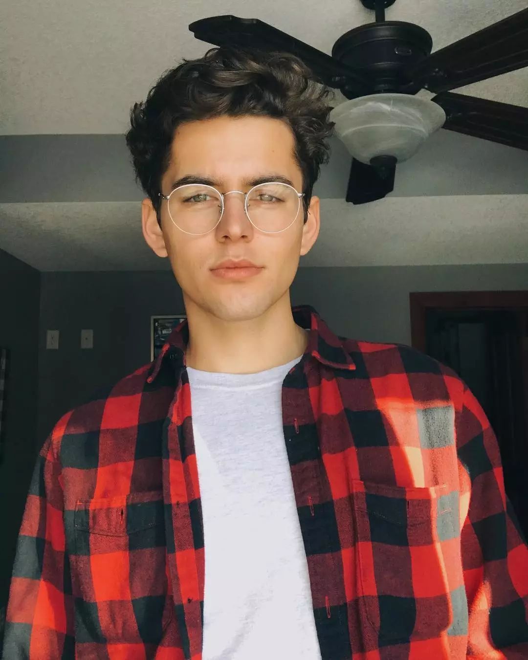 ryanwinter曾是怪怪的学霸男孩如今是性感的时尚男模