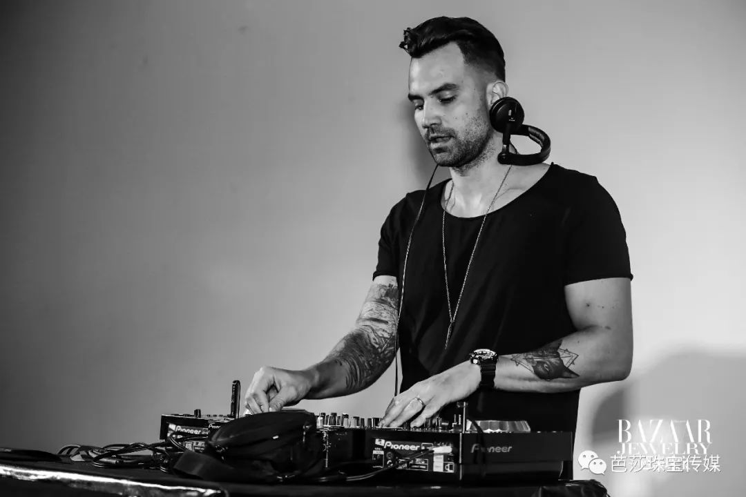 帅气的dj已经就位,修长的手指的光滑的碟片上摩擦,摩擦!