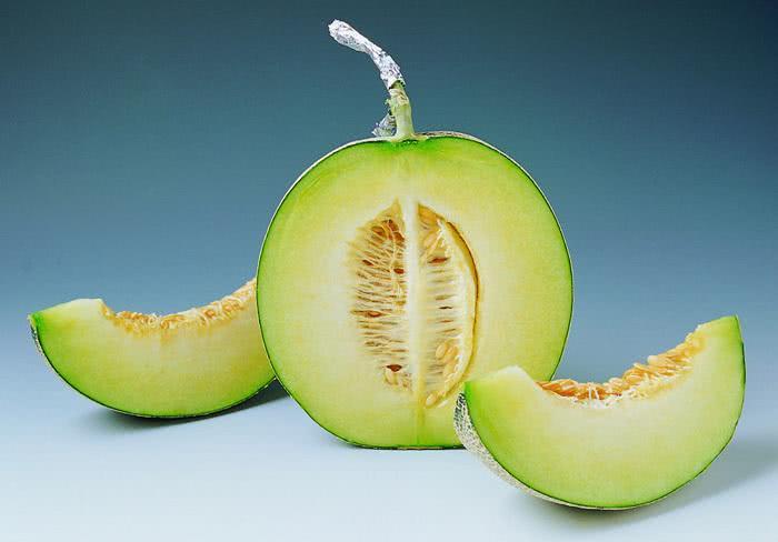 外表完好的香瓜切开后,出现5厘米长条的东西,这还能吃吗?