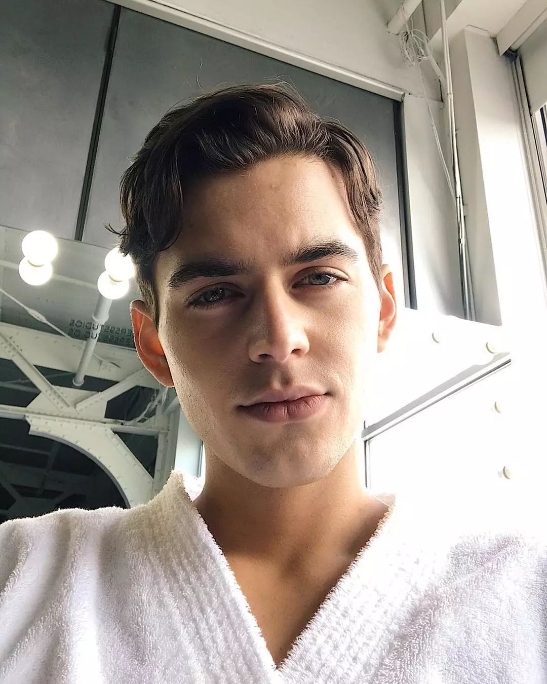 ryanwinter曾是怪怪的学霸男孩如今是性感的时尚男模