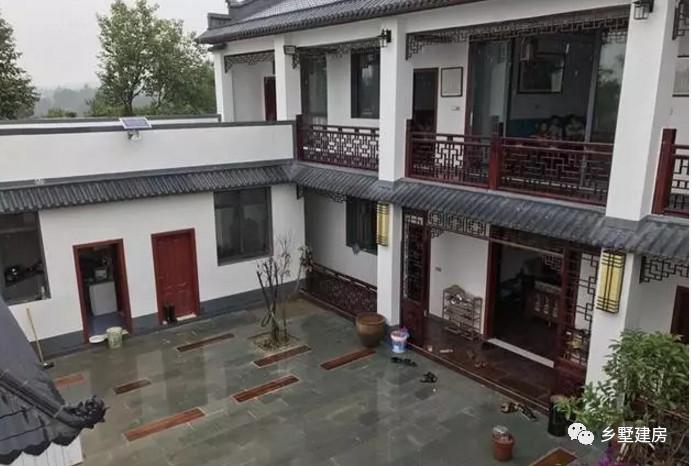 房子是两层的中式别墅,青瓦白墙的构造,走廊是特别复古的镂空木质栏杆