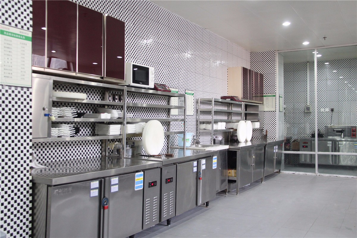 大汉火锅生活馆,用透明厨房和生态小菜园展示绿色健康的重要!