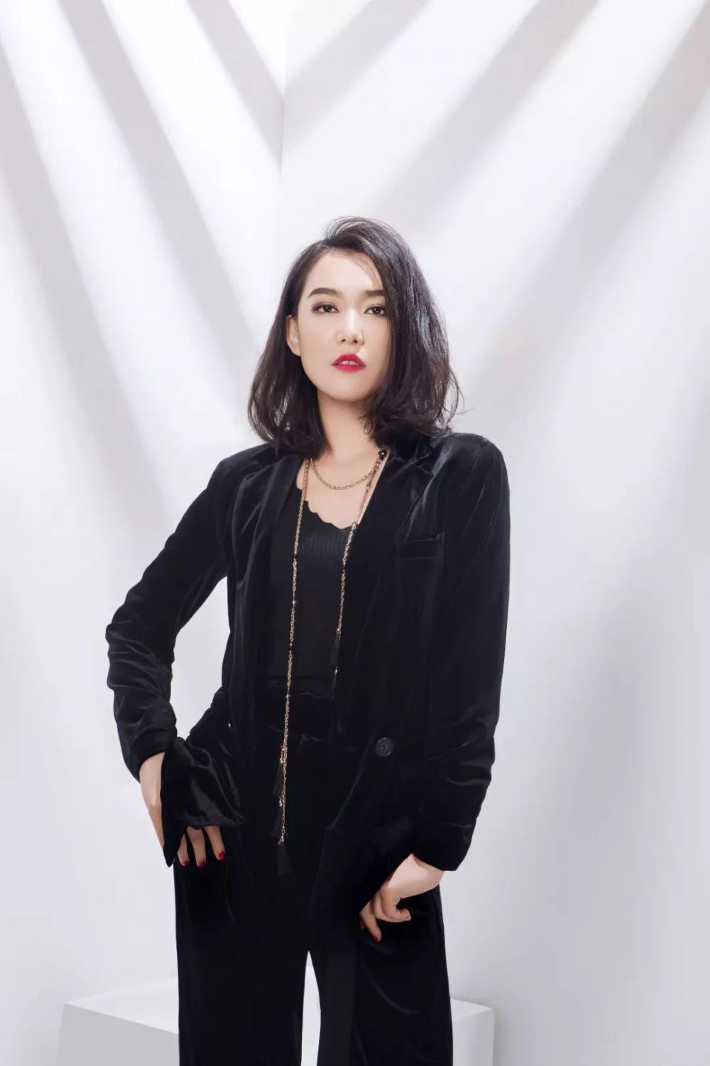 请欣赏知名明星摄影机构今午影像为高晶定制的时尚大片很多人在强调"