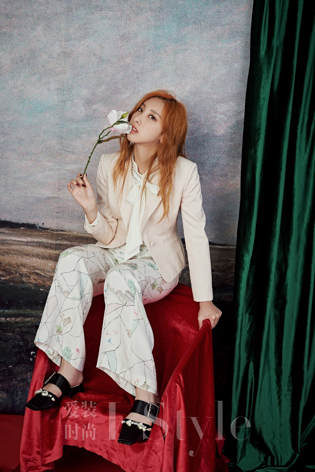 许靖韵angela时尚大片曝光 多重格调展现女性的"温柔铠甲"