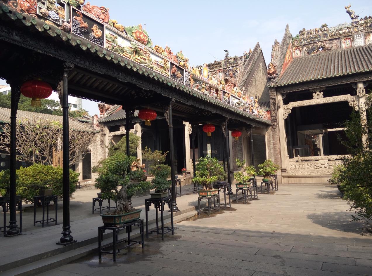 陈家祠是一个令人惊喜的地方,陈家祠顾名思义就是陈家的祠堂,是广州最