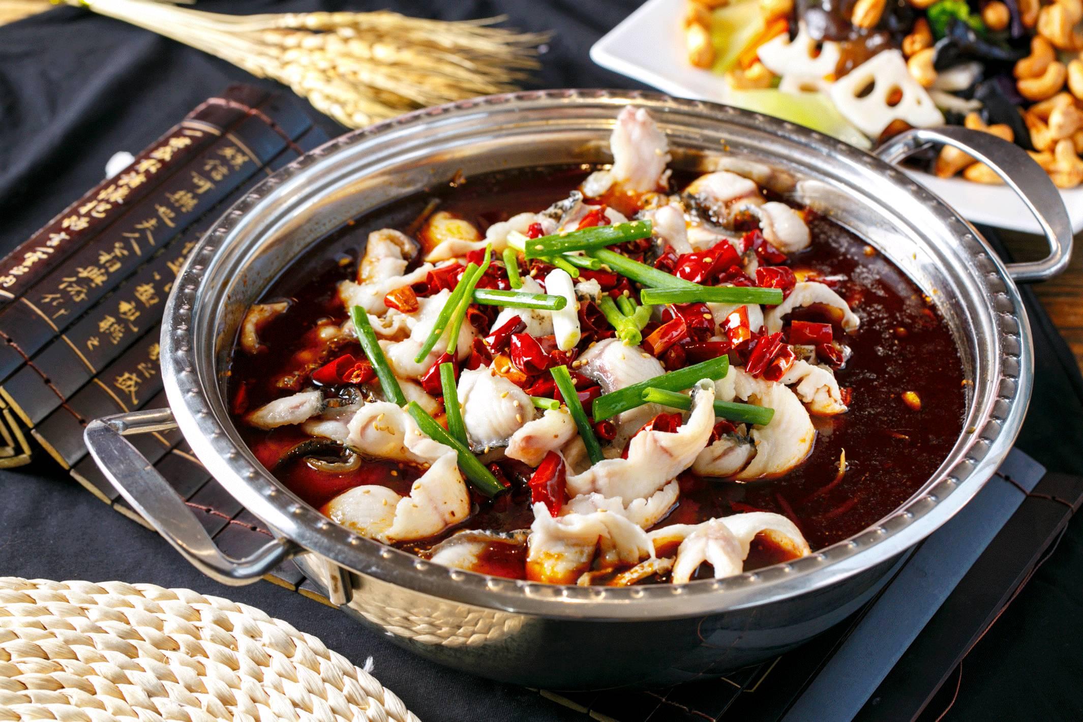 2,水煮鱼水煮鱼可以用鲤鱼作为原料,主要以辣椒为主.