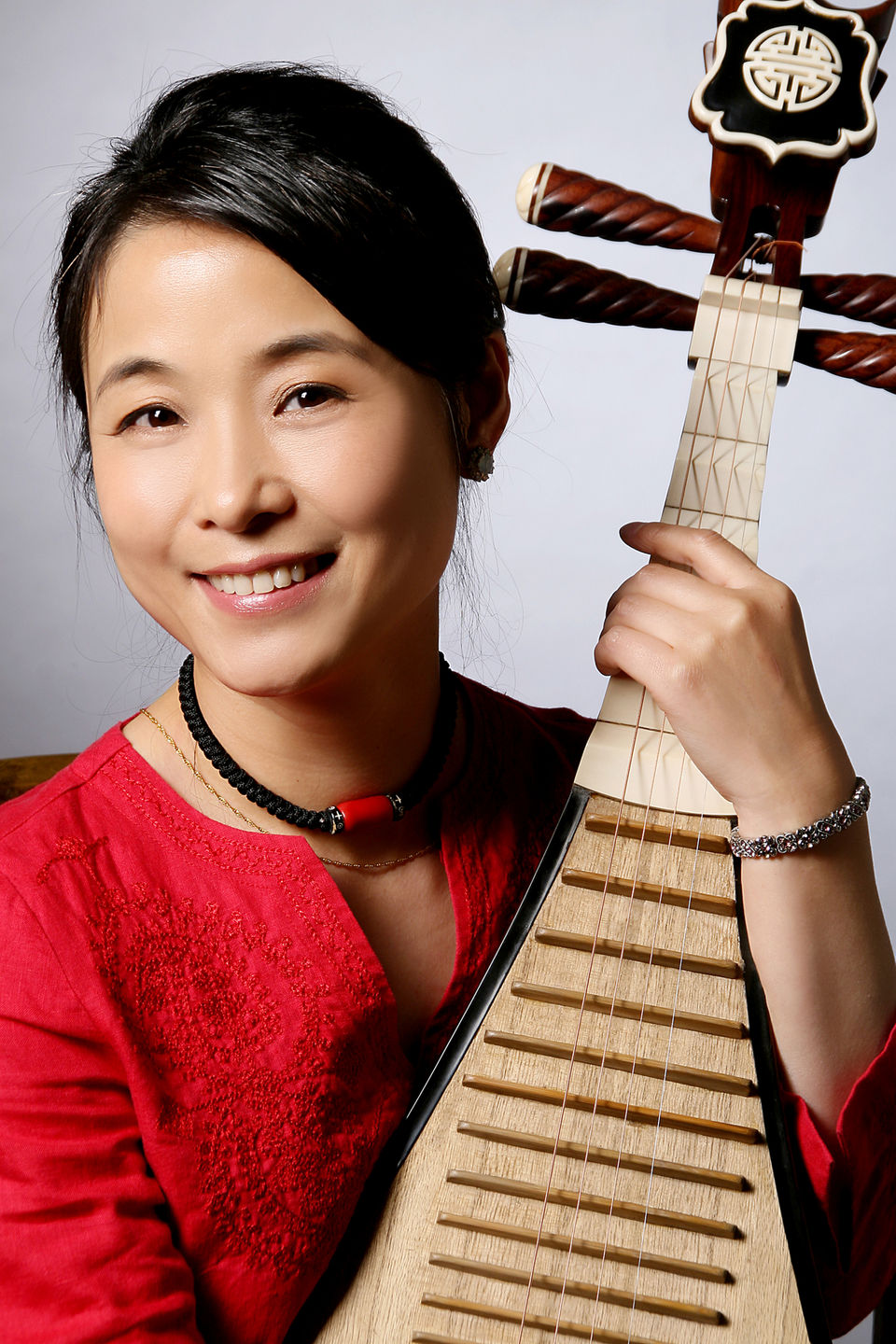 社会万象 > 正文 琵琶大师吴蛮   7月23日,星期一,在里德学院的科尔