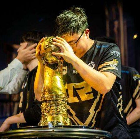 真兄弟 uzi休赛期现身五五开家玩游戏