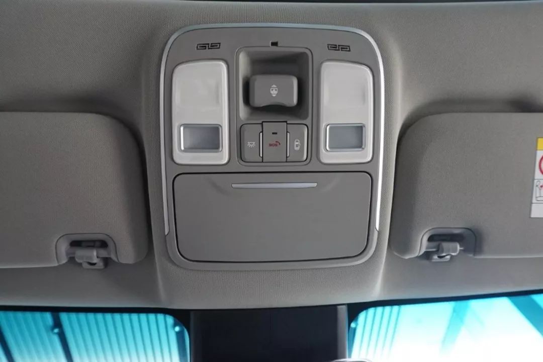 与其他电动汽车大量使用蓝色装饰不同,帝豪gse仅在座椅上采用了两条