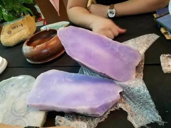 8万淘来一块翡翠原石,切出了极品紫罗兰,堪称极品!
