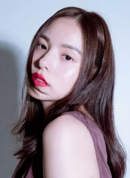 既是bigbang太阳妻子也是模特演员的大势高级脸闵孝琳私服穿搭也同样