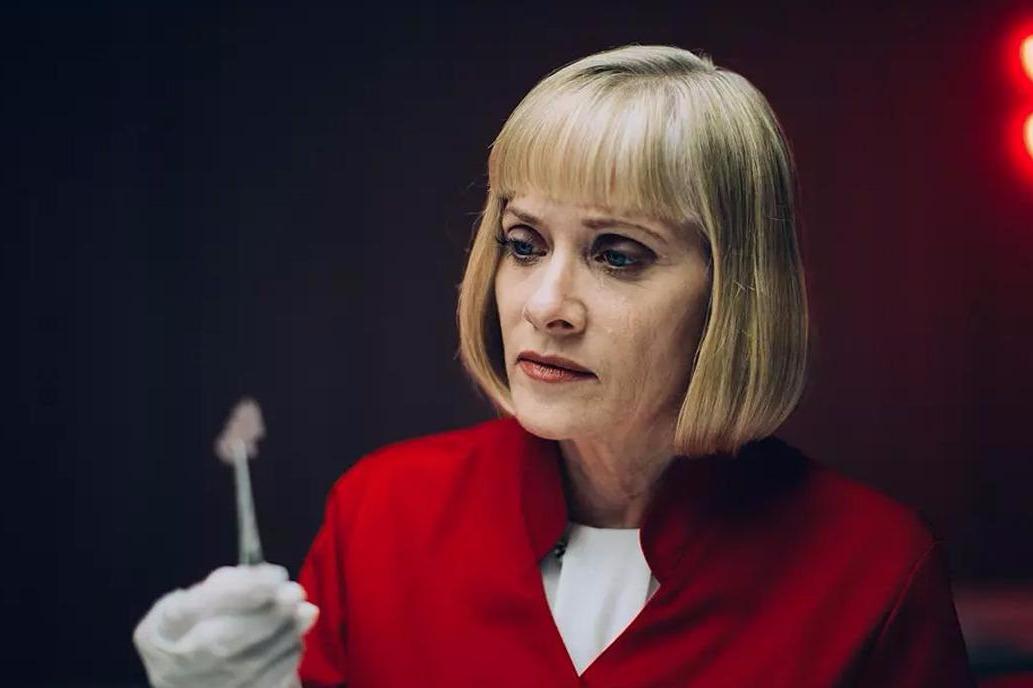 小涛电影解说: 6分钟带你看完德国恐怖电影《换皮》