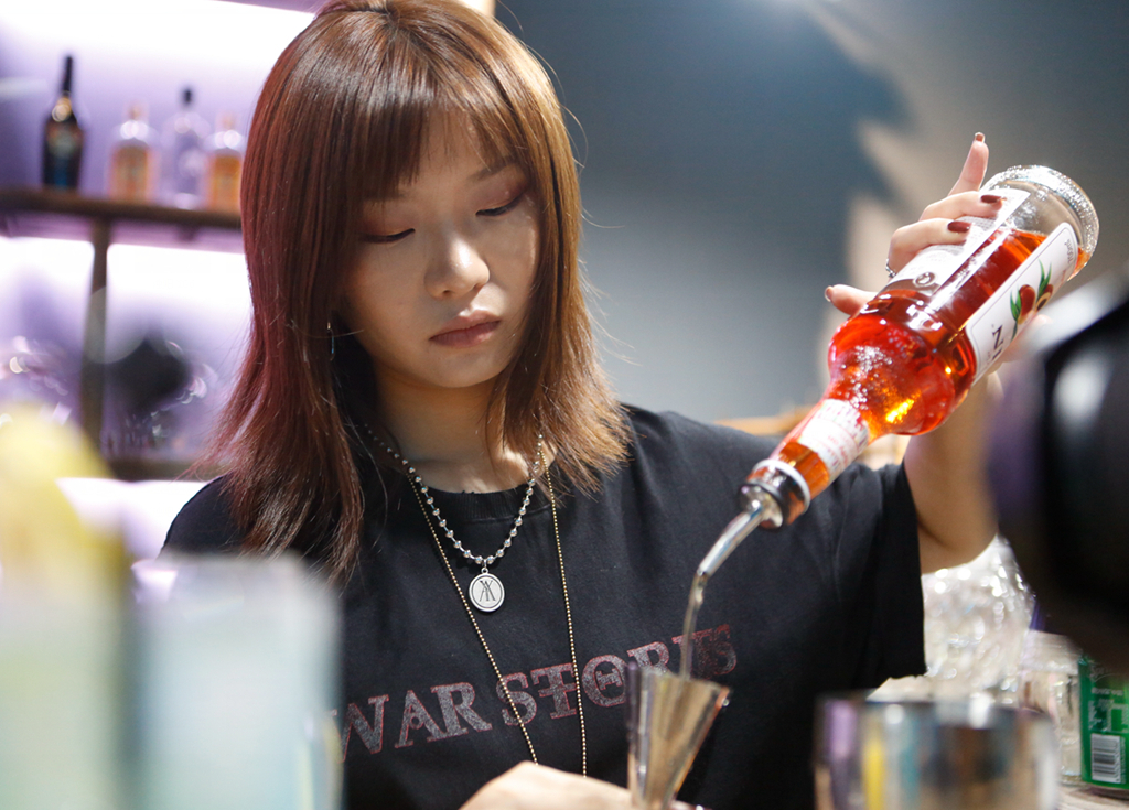 95后美女调酒师每天工作到凌晨直言很辛苦被称为与酒共舞的玫瑰